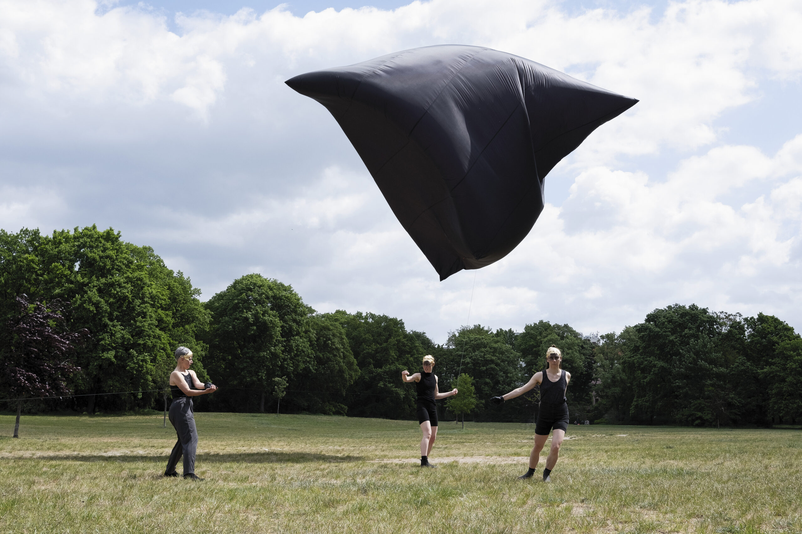Drei Personen performen mit einem Aeroscene Objekt