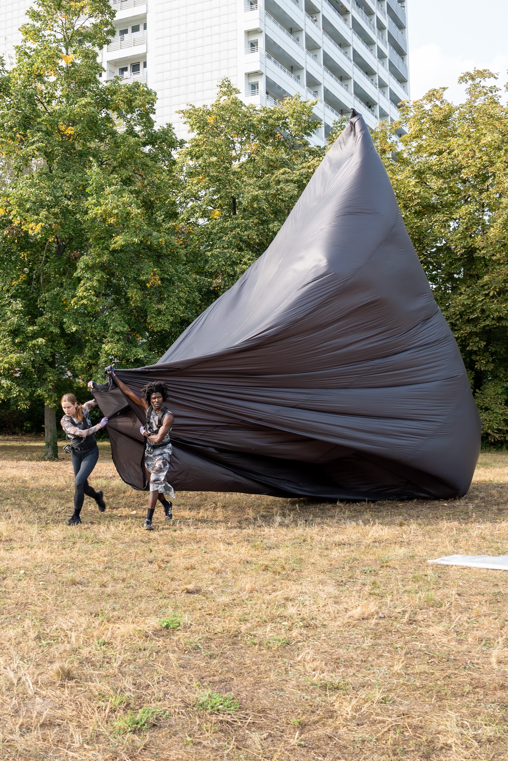 Performance: ‘Greyline - work in progress showing’ mit zwei schwebenden Areocene-Strukturen von Renae Shadler & Collaborators